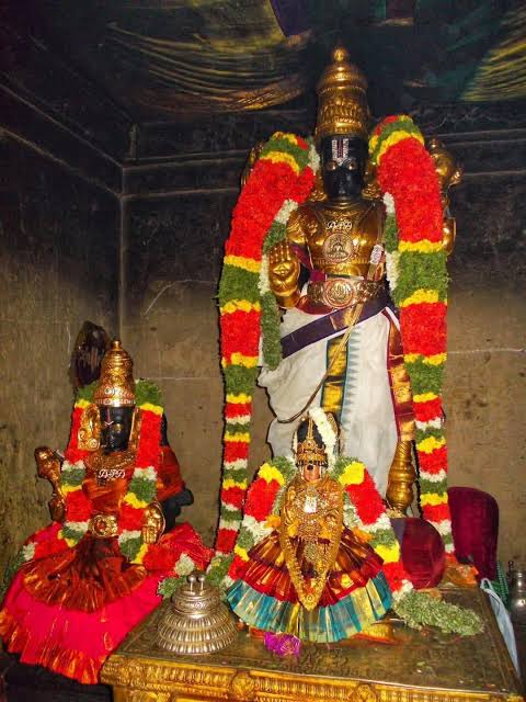 Azhagiya Manavala Perumal  - Nindra kolam (Facing North)